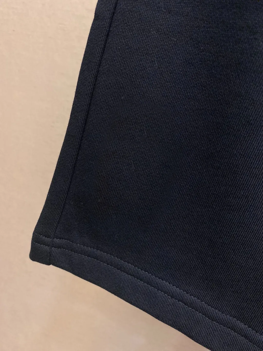 P230 🌟🌟 Stone Island Casual Shorts # Pure cotton fish scale bottom fabric The fabric is made of 10S single yarn + 16S double yarn; the top layer uses 10S single yarn to ensure the surface texture, and the bottom layer uses 16S double yarn to increase strength. The surface single yarn is thicker, providing better strength and wear resistance, and is suitable as a support structure for the surface layer. Two-ply threads are stronger, resist pilling, and are often used in base layers to enhance fabric durability. # Mid-waist vertical sports pants style. Loose trousers are not limited to body and leg shapes, and are tolerant and have a strong vertical effect; they are attached to mid-waist straight shorts. Connect the middle pleats and side pockets of the trousers to increase the slack in the trouser legs and facilitate storage of items. The back waist dart directly connects to the single pocket teeth. The corners of the trousers are hand-finished and the elasticity is adjusted by a drawstring. Size: S-XL